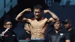 Satu di antara duel yang paling menyita perhatian adalah perebutan gelar di kelas lightweight antara Ronald Mastrana Siahaan melawan Windri Patilima. Pertarungan ini diprediksi berlangsung panas mengingat keduanya sama-sama memiliki rekor impresif di dunia MMA Indonesia. (Bola.com/M Iqbal Ichsan)