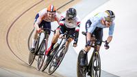 Pebalap sepeda Jepang, Eiya Hashimoto (tengah) bersenggolan dengan pebalap sepeda Belanda, Havik Yoeri saat nomor elimination race putra UCI Track Nation Cup 2023 di Jakarta International Velodrome, Rawamangun, Jakarta, Jumat (24/2/2023). (Bola.com/Bagaskara Lazuardi)
