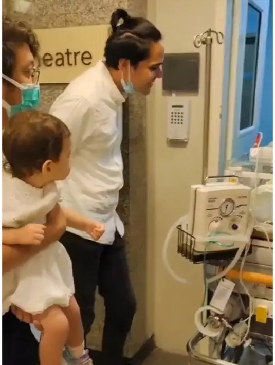 Pasangan ini memberi nama anak keduanya Nadi Djala Anggara. Djala pasangan ini memanggil anak keduanya yang lahir di Hari Kesaktian Pancasila. Momen Djiwa pertama melihat adiknya yang masih di inkubator. [Instagram/dimsanggara]