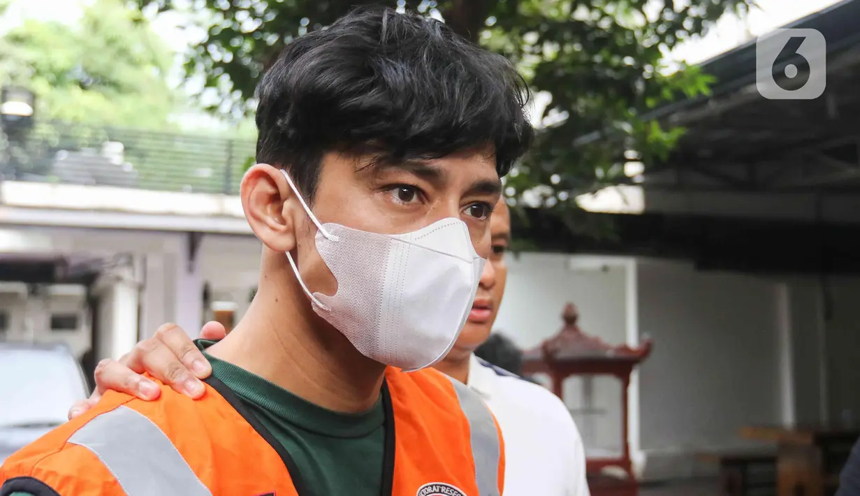 Aktor Revaldo Fifaldi Suria Permana dihadirkan untuk rilis kasus penyalahgunaan Narkoba di Polda Metro Jaya, Jumat (13/1/2023). Revaldo pertama kali berurusan dengan hukum karena narkoba pada 2006. Setelah itu, pada 2010, ia kembali ditangkap karena kesalahan yang sama. (Liputan6.com/Herman Zakharia)