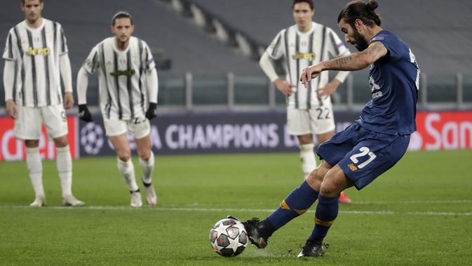 Pemain Porto Sergio Oliveira menjebol gawang Juventus di Liga Champions (AP)