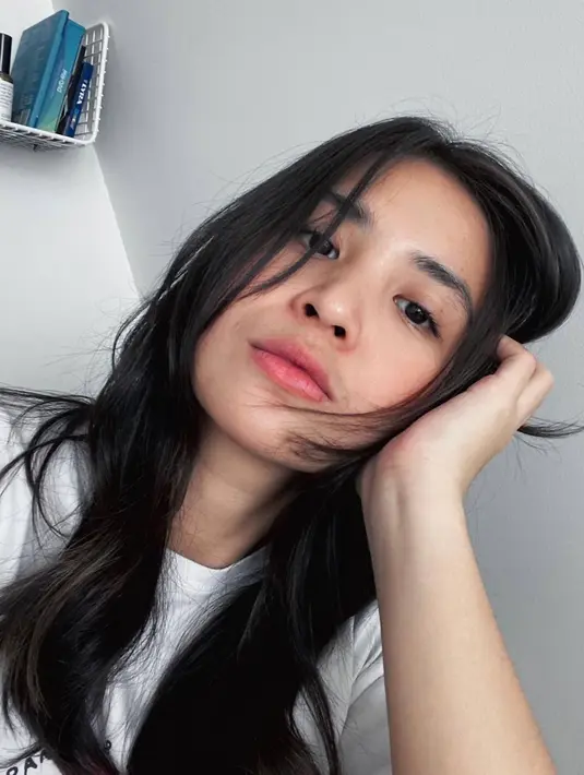 Di sela kesibukannya sebagai seorang ibu, sesekali Putri Titian membagikan potret selfienya dengan gaya yang natural dengan busana kasual. Ibu satu satu ini masih terlihat sebagai ibu muda. Sudah jalani pernikahan selama 7 tahun, pasangan ini didoakan para netizen agar selalu harmonis dan langgeng. (Liputan6.com/IG/@putrititian)