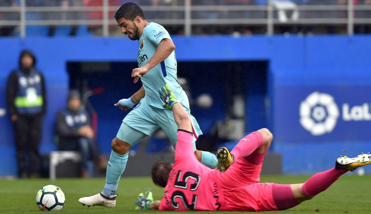 Pemain Barcelona, Luis Suarez (kiri) mengecoh kiper Eibar, Marko Dmitrovic pada lanjutan La Liga Santander di Ipurua stadium,  Eibar, (17/2/2018). Barcelona menang 2-0. (AFP/Ander Gillenea)