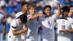 Timnas Amerika Serikat U-20 tampil meyakinkan di ajang Piala Dunia U-20 2023 dengan lolos ke babak perempatfinal tanpa sekalipun kebobolan sejak fase grup. Dalam laga terakhir menghadapi Selandia Baru di babak 16 besar, Amerika Serikat menang telak 4-0 di Malvinas Argentinas Stadium, Mendoza, Argentina, Rabu (31/5/2023) dini hari WIB. Kesuksesan Amerika Serikat menjaga gawangnya tetap steril hingga babak 16 besar tentu karena didukung oleh lini belakang yang solid. (AP Photo/Natacha Pisarenko)