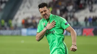 Kiper Juventus, Gianluigi Buffon merayakan timnya Juventus memenangi pertandingan leg kedua semifinal Liga Champions di Turin, Italia, (10/5). Juventus melangkah ke final setelah menang dengan aggregat 4-1. (AFP Photo/Valery Hache)