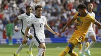 Curtis Jones dari Inggris (kiri) berduel memperebutkan bola dengan Ian Olivera dari Andorra dalam laga kualifikasi Piala Dunia 2026 grup K. Pertandingan ini dihelat di RCDE Stadium, Barcelona, Spanyol, pada Sabtu, 7 Juni 2025. (AP Photo/Joan Monfort)
