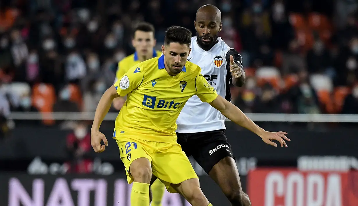 Ruben Sobrino. Striker Spanyol berusia 30 tahun yang sejak tengah musim 2020/2021 membela Cadiz dengan status pinjaman dari Valencia ini tercatat memiliki kecepatan berlari mencapai 35,2 km/jam pada musim 2021/2022 lalu dan mampu merepotkan para bek di Liga Spanyol. Bersama Cadiz ia telah tampil dalam 53 laga di semua ajang dengan torehan 5 gol dan 1 assist.  (AFP/Jose Jordan)