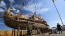 Sejumlah kru menyiapkan perahu Viracocha III sebelum berlayar kembali ke laut lepas di Pantai Chinchorro di kota Arica, Chili (5/2). Ekspedisi tersebut rencananya akan berlangsung selama enam bulan. (AFP Photo/Ignacio Munoz)