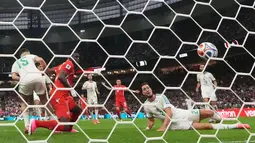 Pemian Swiss Breel Embolo mencetak gol pertama timnya selama pertandingan sepak bola babak 32 besar Piala Dunia antara Swiss dan Aljazair di Vancouver, British Columbia, Kamis (02/07/2026). (AP Photo/Lindsey Wasson)