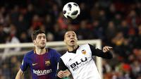 Bek Barcelona, Sergi Roberto, duel udara dengan striker Valencia, Rodrigo Moreno, pada laga leg kedua semifinal Copa del Rey di Stadion Mestalla, Kamis (8/2/2018). Barcelona menang 2-0 atas Valencia. (AP/Alberto Saiz)