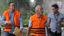 Bupati Pakpak Bharat Remigo Yolanda Berutu (kiri) dan Anggota DPRD Sumut Enda Mora Lubis (tengah) tiba di Gedung KPK, Jakarta, Kamis (29/11). KPK merinci penerimaan uang suap oleh Remigo sebanyak tiga kali. (Merdeka.com/Dwi Narwoko)