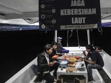 Anggota Jurnalis Joran Reborn menggelar Saur on The Boat di kawasan Pulau Tunda, Serang, Banten, Jumat (17/5/2019). Selain memancing, komunitas ini juga memberikan sumbangan kepada anak yatim piatu di kawasan Serang. (Liputan6.com/HO/Ebe)