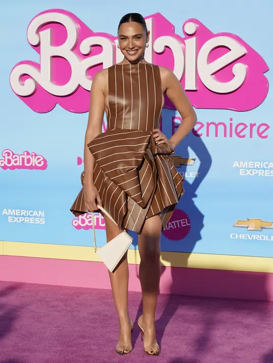 <p>Gal Gadot mengguncang penampilannya dengan memamerkan kaki panjangnya di karpet acara itu. (AP Photo/Chris Pizzello)</p>