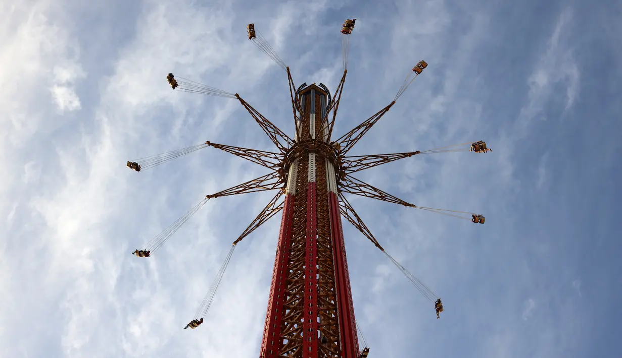 Pengunjung menaiki wahana ontang-anting Sky Flyer atau di Taman Bollywood, Dubai, Uni Emirat Arab (18/2/2021).  Ontang-anting ini memliki setara dengan Piramida Agung Giza di Mesir. (AFP/ Giuseppe Cacae)