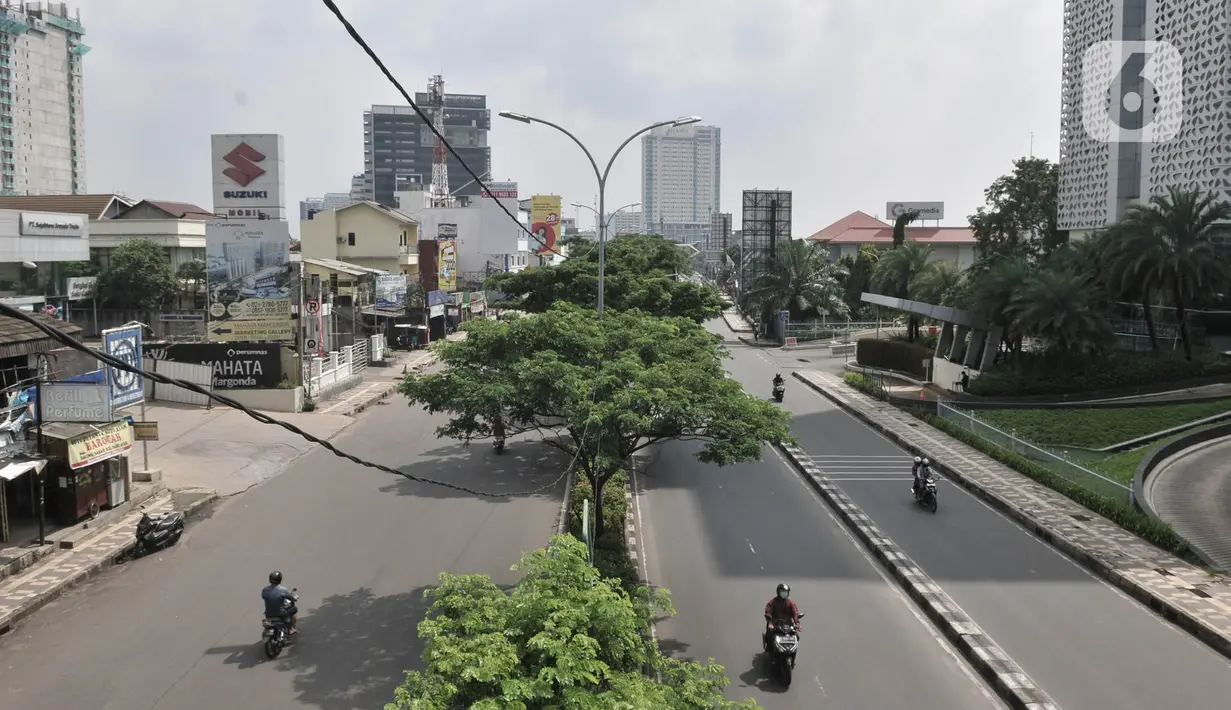 Arus lalu lintas kendaraan saat melewati Jalan Margonda Raya, Depok, Jawa Barat, Rabu (15/4/2020). Memasuki hari pertama penerapan Pembatasan Sosial Berskala Besar (PSBB), arus lalu lintas di Depok ramai lancar dikarenakan sejumlah kantor dan pertokoan tutup sementara. (merdeka.com/Iqbal S Nugroho)