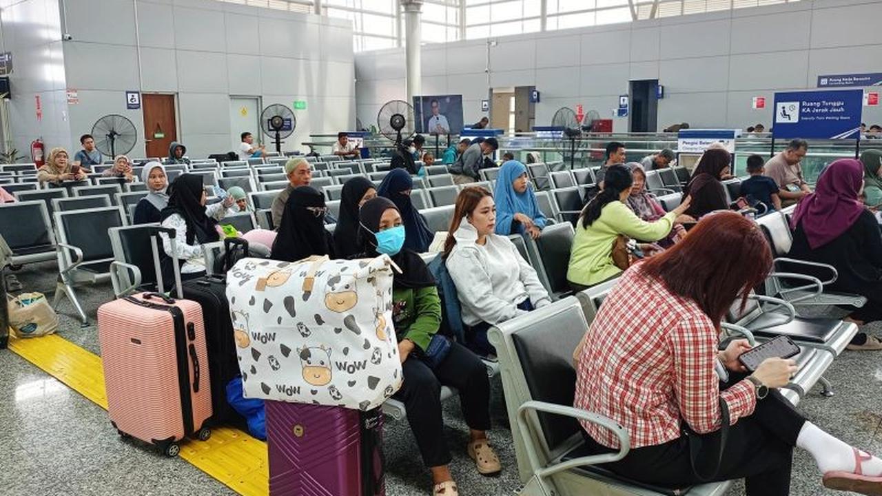 Stasiun Jatinegara Masih Dipadati Pemudik Lebaran, Arus Balik Berlanjut Setelah Idul Fitri