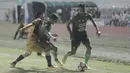 Pemain PS TNI, Abduh Lestaluhu (tengah) diadang pemain Mitra Kukar pada lanjutan Liga 1 2017 di Stadion Pakansari, Bogor (26/9/2017). PS TNI menang 2-1. (Bola.com/Firdhy Esterina)