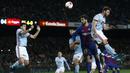 Pemain Barcelona, Andre Gomes (2kanan) melakukan duel udara dengan pemain Celta Vigo pada laga Copa del Rey di Camp Nou stadium, Barcelona, (11/1/2018). Barcelona menang 5-0 atas Celta Vigo. (AP/Manu Fernandez)