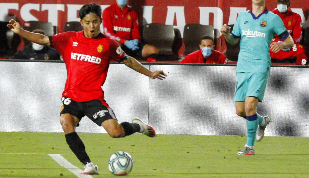 Pemain Mallorca, Takefusa Kubo, melepaskan tendangan saat melawan Barcelona pada laga La Liga di Estadio de Son Moix, Minggu (14/6/2020). Barcelona menang dengan skor 4-0. (AP/Francisco Ubilla)
