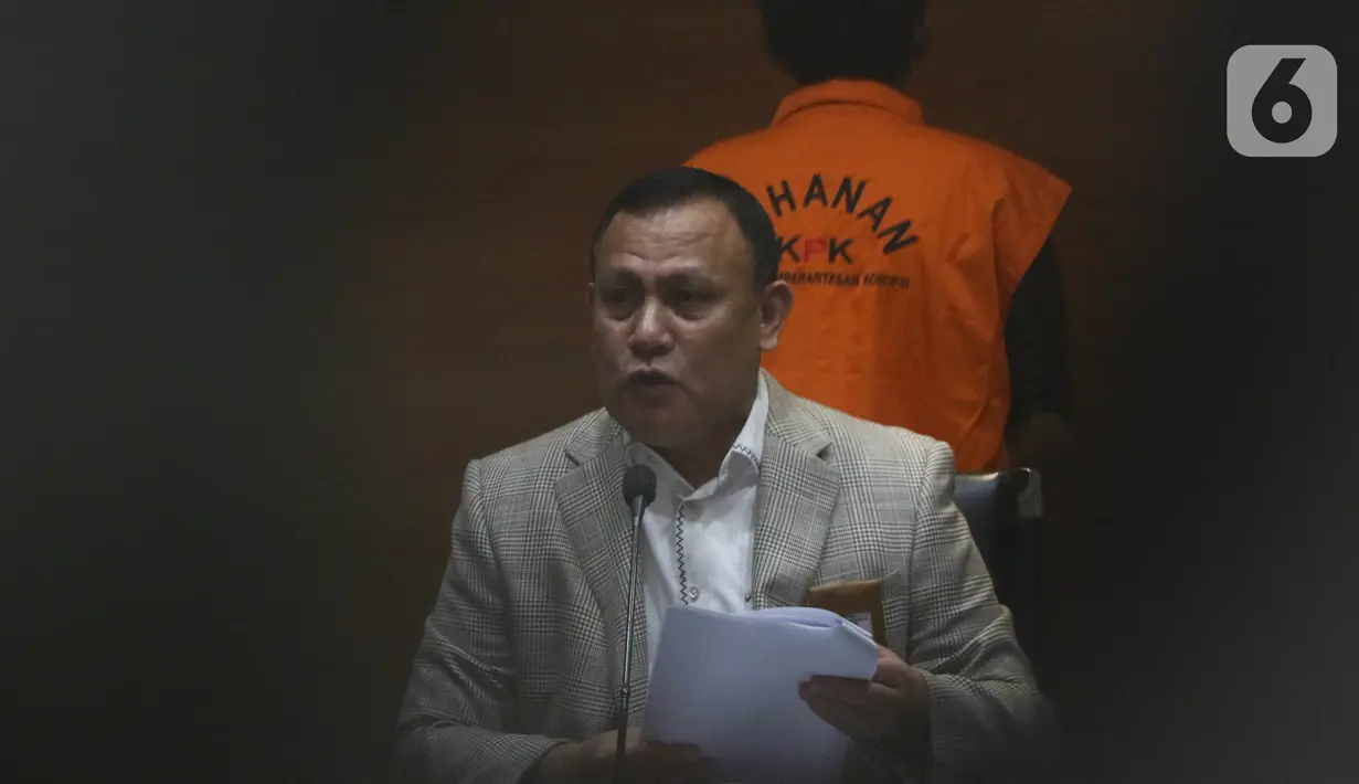 Ketua KPK Firli Bahuri saat menggelar konferensi pers terkait operasi tangkap tangan (OTT) perkara suap di Mahkamah Agung di gedung KPK, Jakarta, Jumat (23/9/2022). Dalam OTT pada Rabu (21/9/2022) tersebut KPK mengamankan barang bukti uang 205.000 Dollar Singapura dan Rp50 juta yang diduga untuk menyuap pengurusan perkara di Mahkamah Agung. (Liputan6.com/Herman Zakharia)