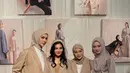Tak hanya itu, pashmina berwarna khaki senada yang ia kenakan semakin menyempurnakan penampilannya, memberikan nuansa harmonis yang effortlessly chic. [@paula.verhoeven].