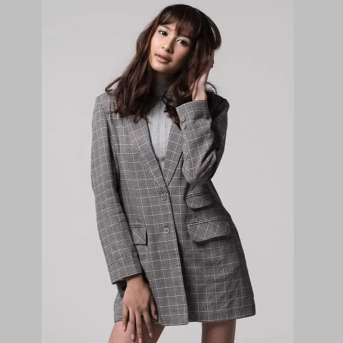 10 Cara Mikha Tambayong Pakai Blazer yang Bisa Jadi Inspirasi