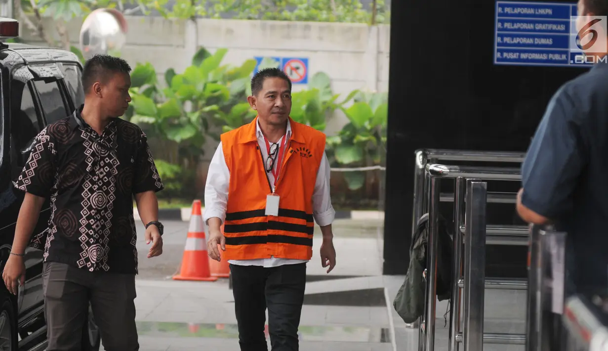 Anggota DPRD Kota Malang Suprapto tiba di gedung KPK untuk menjalani pemeriksaan, Jakarta, Rabu (18/4). Suprapto diperiksa sebagai tersangka dalam kasus dugaan suap terkait pembahasan APBD-P Pemerintahan Kota Malang TA 2015. (merdeka.com/Dwi Narwoko)