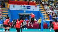 Pemain Timnas bola voli putri Indonesia, Ratri Wulandari (kiri) melepaskan spike yang berusaha diblok pemain Filipina, Alyssa Solomon pada laga terakhir putaran pertama SEA V League 2023 di Vinh Phuc Gymnasium, Hanoi, Vietnam, Minggu (6/8/2023). Indonesia menang 3-0 (25-20, 25-17, 25-21) dan finis di tempat ketiga. (Dok. SEA V League 2023)