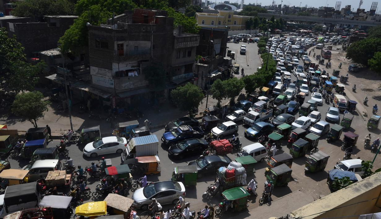 Kemacetan lalu lintas di jalan setelah pemerintah melonggarkan penguncian nasional (lockdown) di Karachi, Senin (18/5/2020). Pelonggaran dilakukan kendati Pakistan mengalami kenaikan jumlah orang yang terinfeksi virus corona sejak lockdown diberlakukan. (Asif HASSAN/AFP)