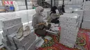 Pekerja melakukan packing produk tas dan sepatu sandal yang akan dikirim ke pelanggan melalui marketplace di bengkel kerja Patris di kawasan Katulampa, Bogor, Senin, 24 Agustus 2026. (KLY/ Arie Basuki)