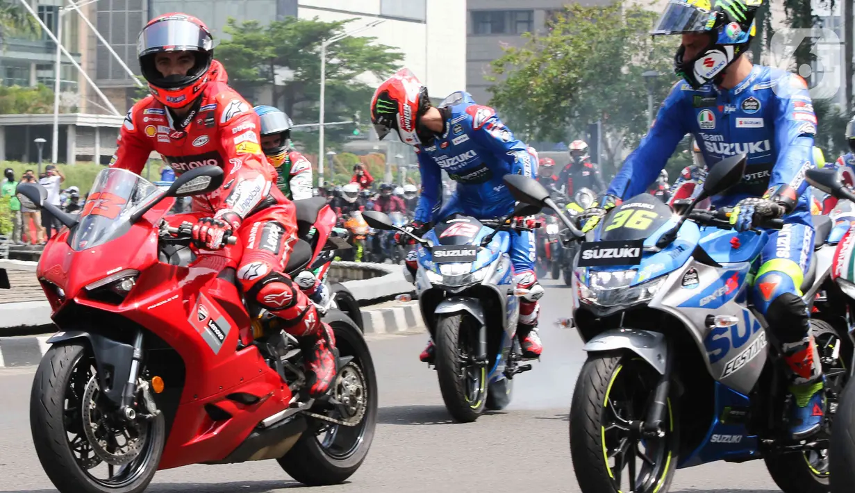 Pembalap MotoGP melakukan parade jelang MotoGP Mandalika 2022, di kawasan Bundaran HI, Jakarta, Rabu (16/3/2022). Parade dimulai dari Istana Negara yang dilepas langsung oleh Presiden Republik Indonesia, Joko Widodo. (Liputan6.com/Herman Zakharia)