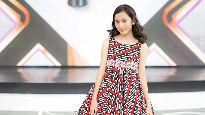 Penyanyi Shanna Shannon saat mengenakan dress batik di Festival Film Indonesia tahun 2018  (Credit: IG/@shannashannonsiswanto).