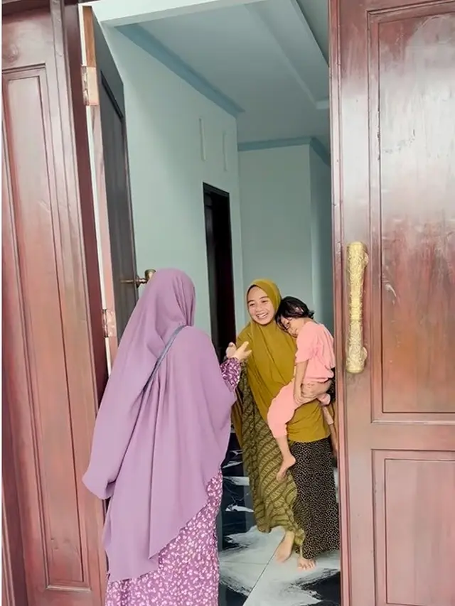 Potret Devi Desiyanti dan Novi Setia Nurviat mengunjungi rumah megah milik Ega Noviantika dan Rafly DA (Sumber: Instagram/novipengusaha.id)