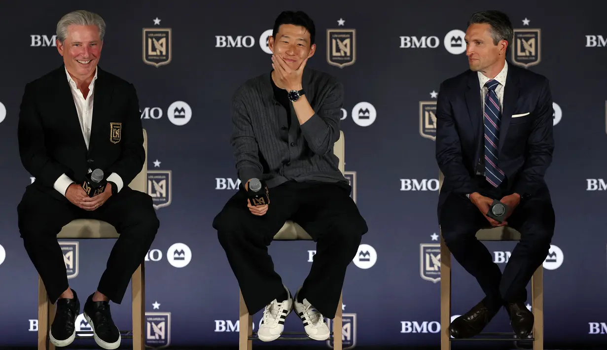 Pemain baru Los Angeles Lakers, Son Heung-min bersama owner klub, Bennett Rosenthal (kiri) dan general manager, John Thorrington dalam acara konferensi pers di BMO Stadium, Los Angeles, Amerika, Rabu (06/08/2025) waktu setempat. (AFP/Getty Images/Kevork Djansezian)
