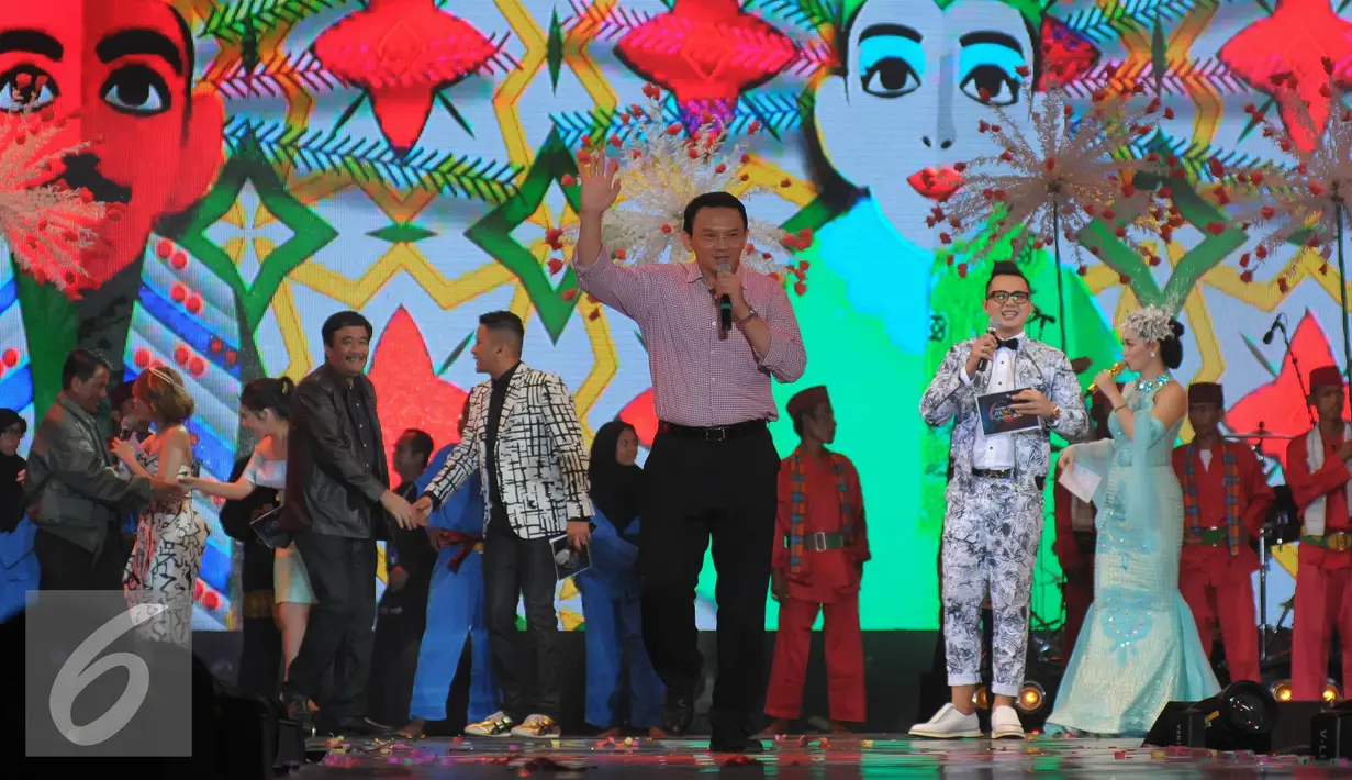 Basuki Tjahaja Purnama atau  di sapa Ahok melambaikan tangan seusai perayaan tahun baru 2016 di panggung Move On Party 2016 di Pantai Carnaval Ancol, Jakarta, Kamis (31/12/2015). (Liputan6.com/Herman Zakharia)