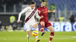 Gelandang AS Roma, Henrikh Mkhitaryan (kanan) berebut bola dengan Torino, Josip Brekalo pada pertandingan lanjutan Liga Serie A Italia di stadion Olimpiade Roma, Senin (29/11/2021). AS Roma kini berada di peringkat kelima dengan koleksi 25 poin dari 14 pertandingan. (AP Photo/Gregorio Borgia)