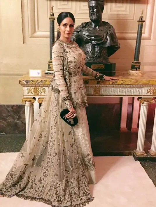 Sridevi, yang selalu tampil dengan sarinya ini meninggal dalam usia 54 tahun. Kabarnya, kepergian Sridevi ini karena serangan jantung. Saat tutup usia, Sridevi sedang berada di Dubai untuk menghadiri acara pernikahan. (Instagram/sridevi.kapoor)