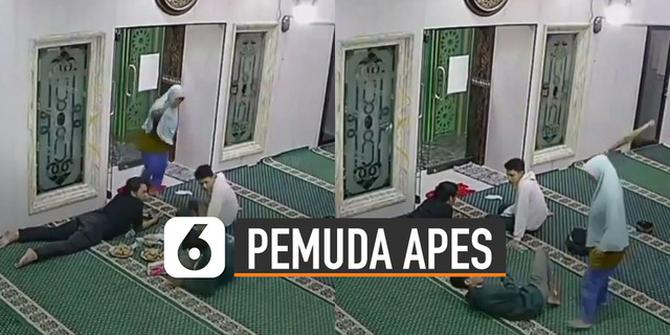 VIDEO: Apes, Pemuda Dapat Lemparan Sapu Dari Emaknya Karena Tidak Pulang-Pulang