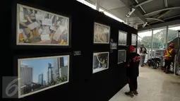 Sejumlah foto kemajuan pembangunan MRT dipamerkan di JPO Bundaran Hotel Indonesia, Jakarta, Minggu (7/5). Pameran bertema Aku, Kamu, Kita #UbahJakarta. (Liputan6.com/Helmi Fithriansyah)