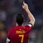 Tampil dalam laga Portugal kontra Ghana pada matchday pertama Grup H Piala Dunia 2022 (24/11/2022), Cristiano Ronaldo yang turut menyumbang satu gol dalam kemenangan 3-2, tercatat mampu membukukan 5 rekor sekaligus atas raihannya tersebut. Mau tahu rekor apa saja? Simak uraiannya berikut ini. (AP/Manu Fernandez)