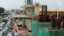 Pekerja menyelesaikan proyek pembangunan Light Rail Transit (LRT) koridor Cibubur-Cawang di Jakarta, Rabu (5/12). Rel LRT koridor Cibubur-Cawang menyisakan pekerjaan konstruksi jembatan yang melintang di jalan tol. (Liputan6.com/JohanTallo)