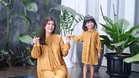 7 Gaya Raya Kohandi dan Putrinya Pakai Baju Kembar, Kompak Banget