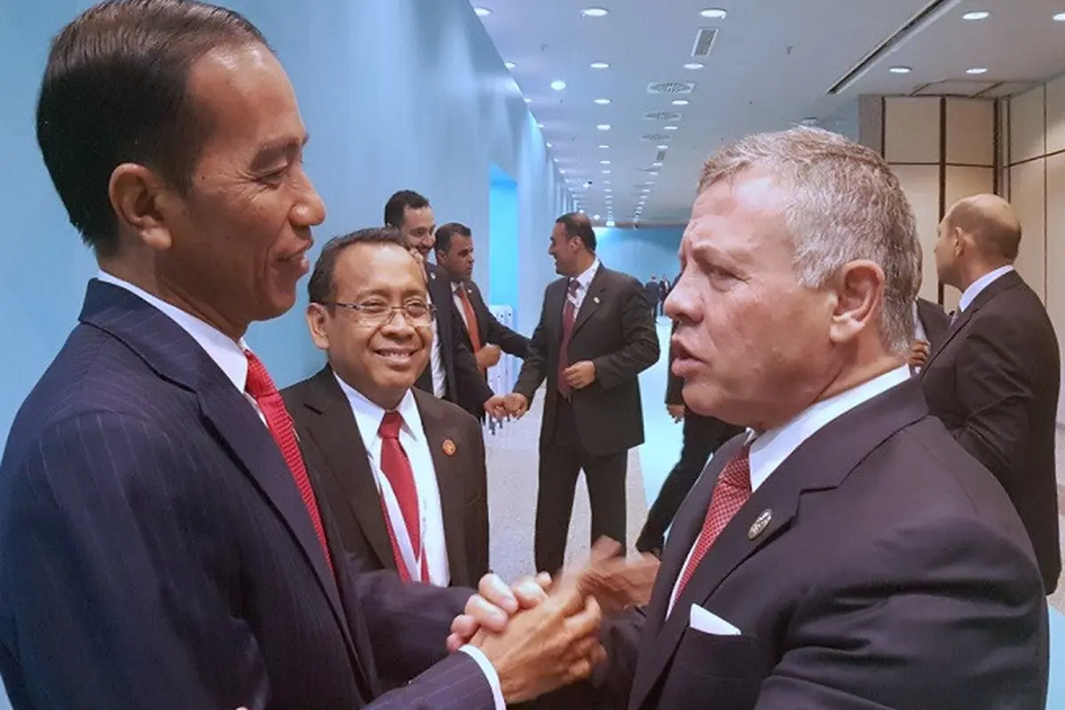 Presiden Joko Widodo dan Raja Yordania Abdullah II bin Al-Hussein saat bertemu dalam KTT OKI di Istanbul, Turki, pada 13 Desember 2017