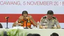 Kepala Basarnas Marsekal Madya Muhammad Syaugi mengusap wajahnya saat memaparkan evaluasi proses evakuasi Lion Air JT 610 di hadapan keluarga korban di Krisis Center di Jakarta, Senin (5/11). (Liputan6.com/Immanuel Antonius)