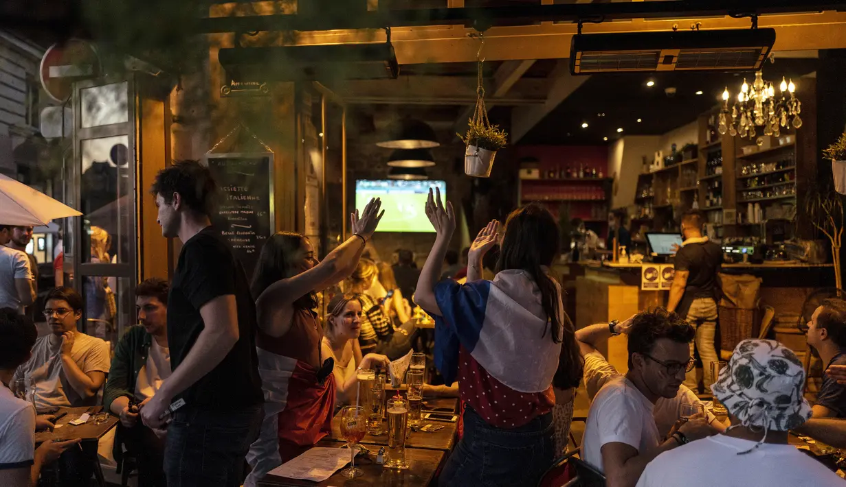 Suporter Prancis bertepuk tangan saat menyaksikan pertandingan grup F Piala Eropa 2020 antara Prancis dan Jerman di layar televisi, di Paris, Prancis, Selasa (15/6/2021). (AP Photo/Rafael Yaghobzadeh)