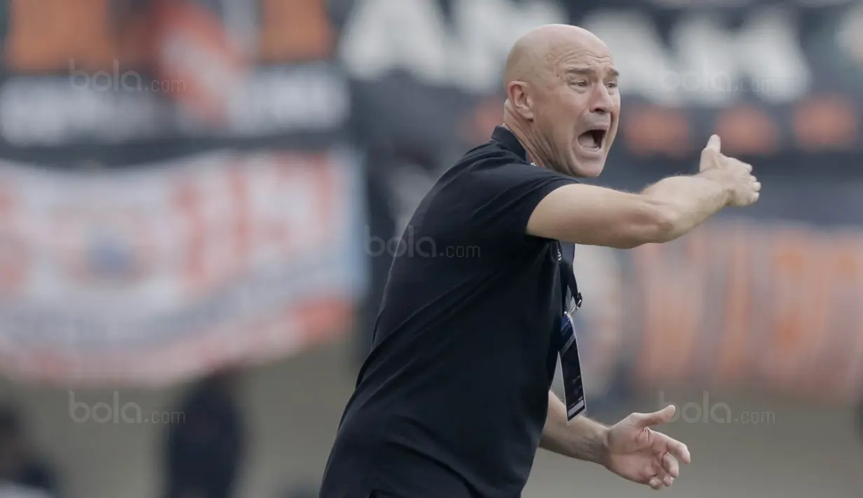 Pelatih Mitra Kukar, Rafael Berges Marin, saat pertandingan melawan Persija pada laga perempat final Piala Presiden di Stadion Manahan, Solo, Minggu, (4/2/2018). Persija menang 3-1 atas Mitra Kukar. (Bola.com/M Iqbal Ichsan)