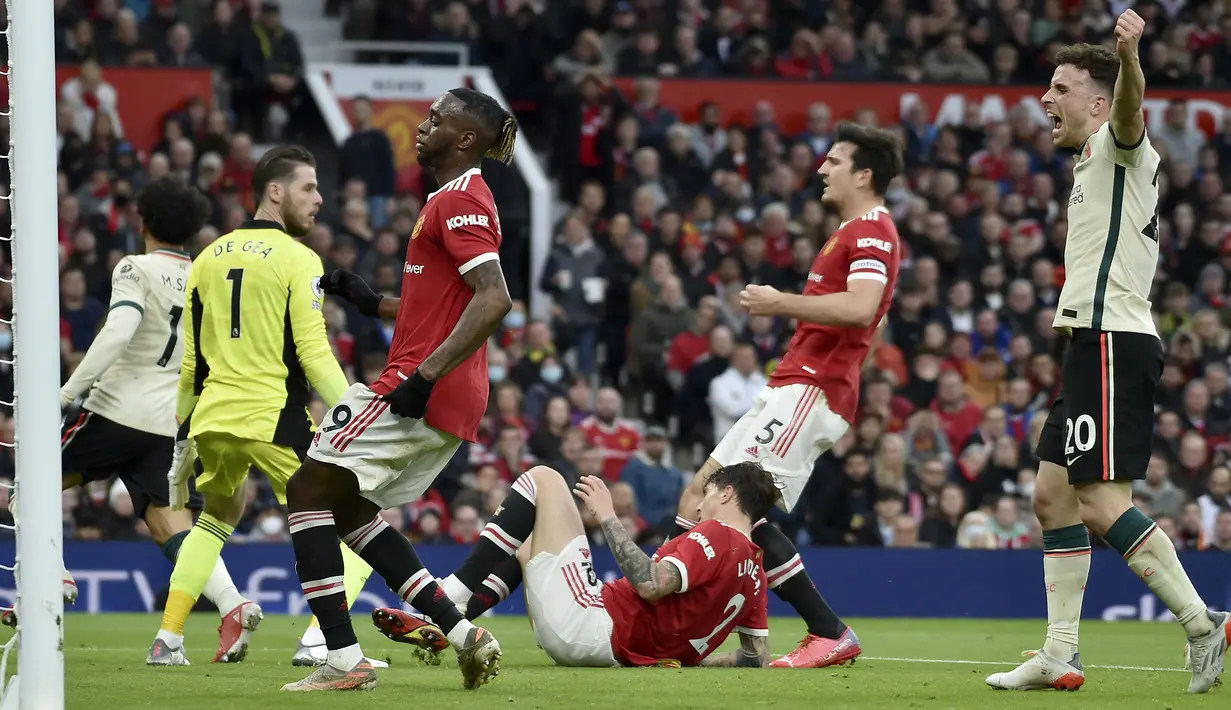 Gol pertama Mohamed Salah dicetak pada menit ke-38 lewat sepakan kaki kanan memanfaatkan umpan Naby Keita dari sektor kiri pertahanan Mancheser United. (AP/Rui Vieira)