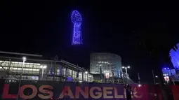 Sebanyak 500 drone terbang membentuk Super Bowl Trophy saat Super Bowl LVI Drone Show di atas Los Angeles Convention Center, California, Amerika Serikat, 11 Februari 2022. The Rams dijadwalkan bertanding melawan Cincinnati Bengals dalam Super Bowl pada 13 Februari 2022. (AP Photo/Damian Dovarganes)