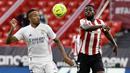 Pemain Real Madrid, Eder Militao, duel udara dengan pemain Athletic Bilbao, Inaki Williams, pada laga Liga Spanyol di Stadion San Mames, Minggu (16/5/2021). Real Madrid menang dengan skor 1-0. (AP Photo/Alvaro Barrientos)