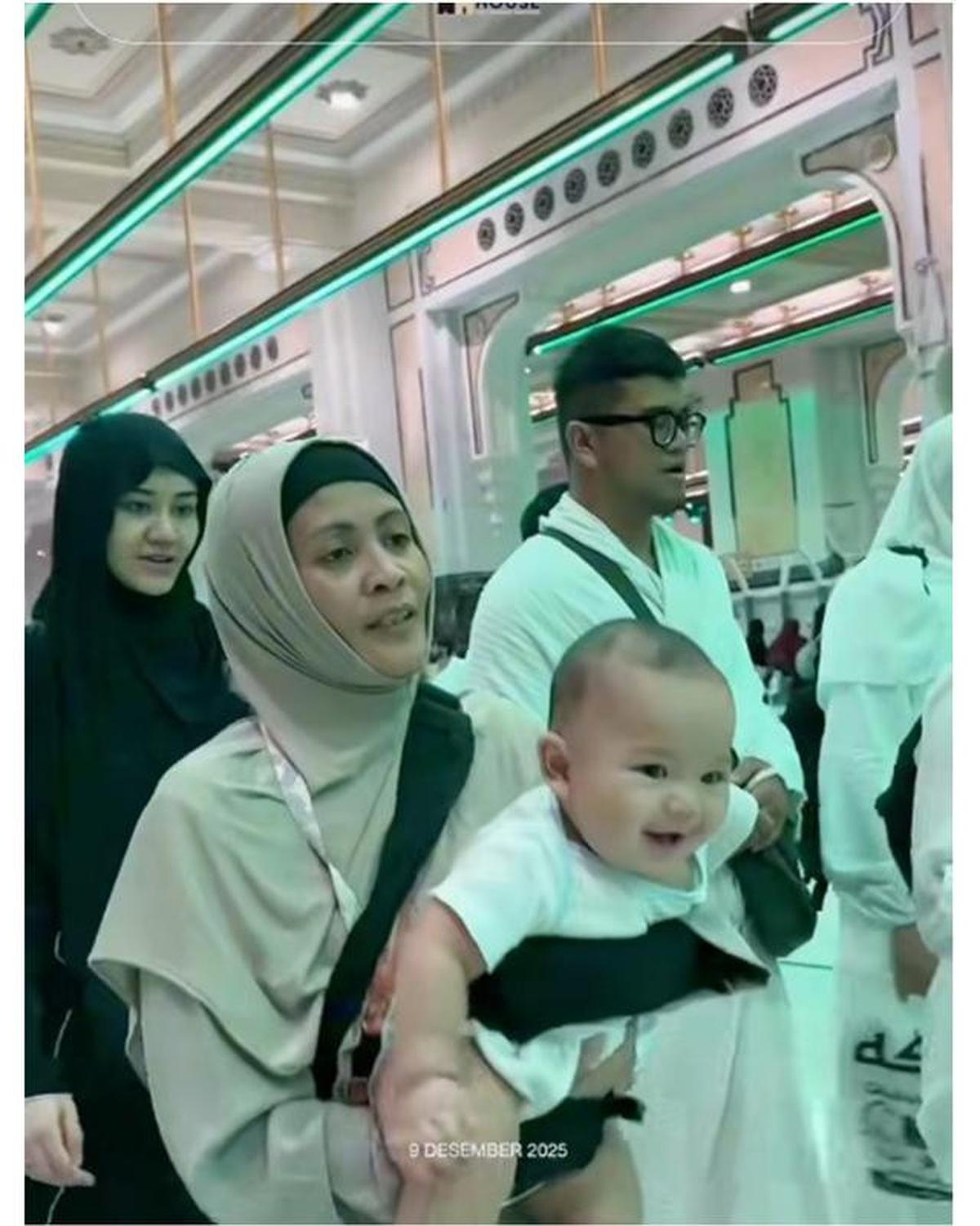 6 Potret Baby Arash Umrah di Usia 6 Bulan, Aaliyah &amp; Thariq Ungkap Rasa Syukur
